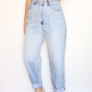 High-Waisted Levi’s Jeans 900 Series